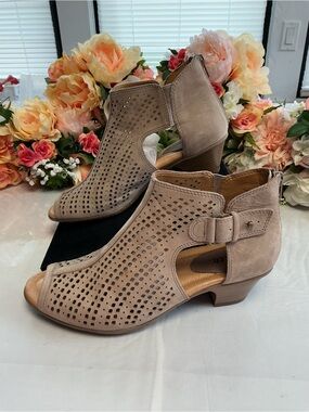 EARTH Keri Perforated Leather Peep Toe Ankle Booties Taupe Size 9.5